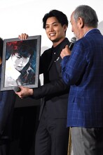 石田スイによるイラストを受け取った鈴木伸之。