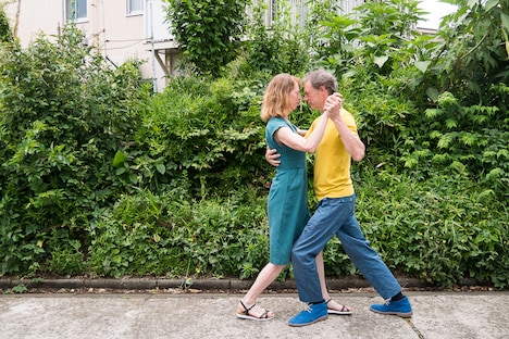 ダンスをするドミニク・アベル（右）とフィオナ・ゴードン（左）。