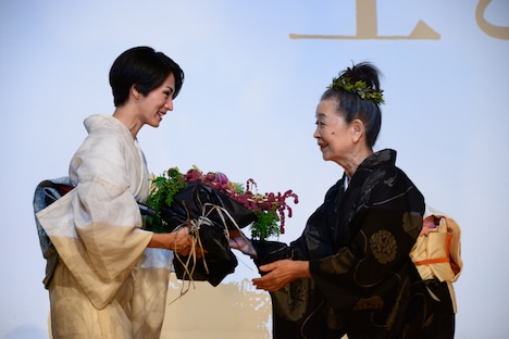 左から満島ひかり、朝崎郁恵。