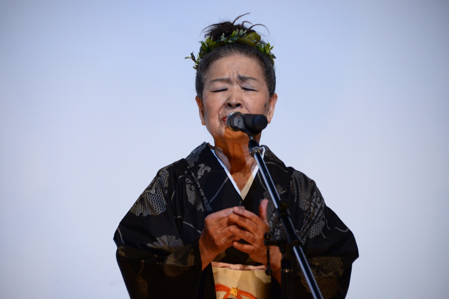 島唄「ええうみ」を唄う朝崎郁恵。