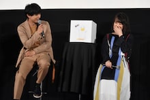 白い質問ボックスに白いエリザベスが描かれていたことに驚き、笑う吉沢亮（左）と北乃きい（右）。