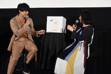 白い質問ボックスに白いエリザベスが描かれていたことに驚き、笑う吉沢亮（左）と北乃きい（右）。