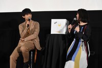 左から吉沢亮、北乃きい。