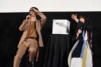 左から吉沢亮、北乃きい。