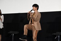 膝を叩きながらドSな言葉を考える吉沢亮。