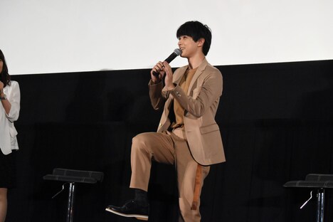 膝を叩きながらドSな言葉を考える吉沢亮。