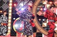 「キュータマ音頭！」を踊るキャストたち。