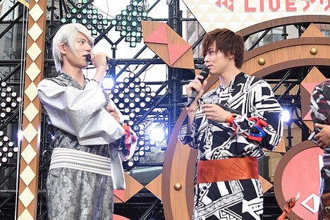 山崎大輝（左）の手の動きをまねする岸洋佑（右）。