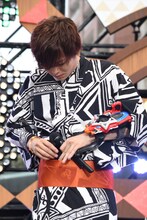 南圭介の衣装から落ちた羽を帯にしまう岸洋佑。