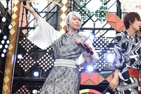 「キュータマ音頭！」の振り付けをレクチャーする山崎大輝。