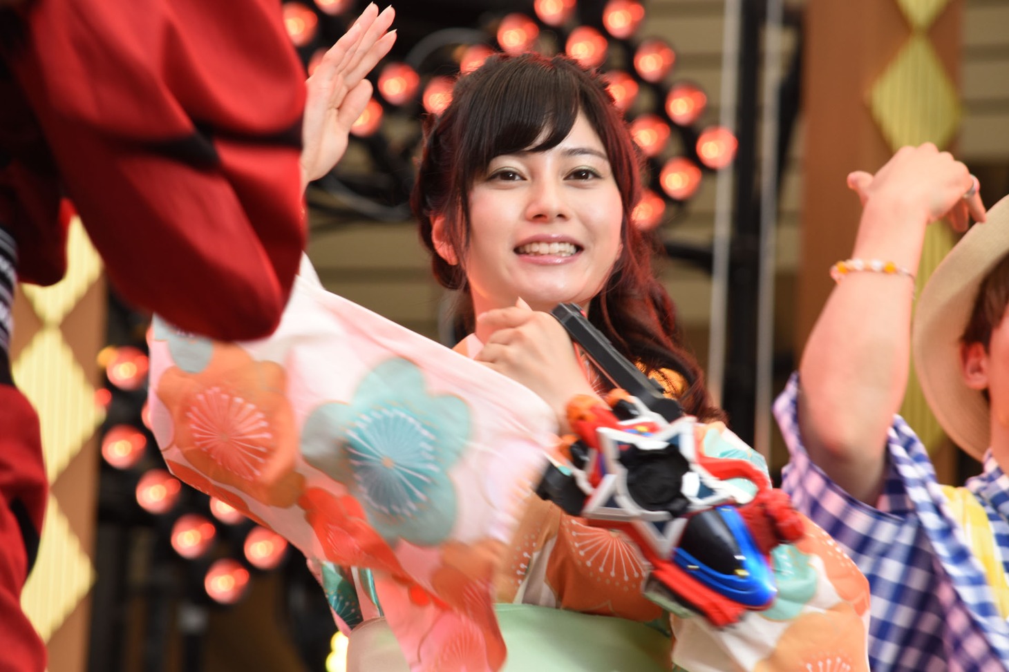 「キュータマ音頭！」を踊る大久保桜子。