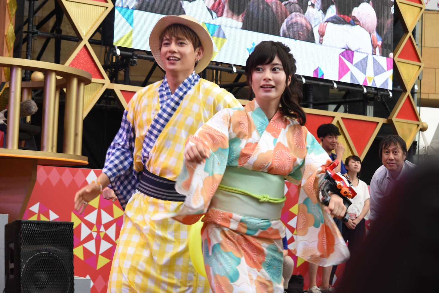 客席に降りた榊原徹士（左）、大久保桜子（右）。