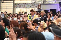 客席を練り歩く榊原徹士（中央左）と田村亮（中央右）。