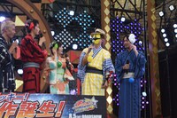 お面を着ける榊原徹士（中央右）。