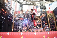 岸洋佑（左）、南圭介（中央）。