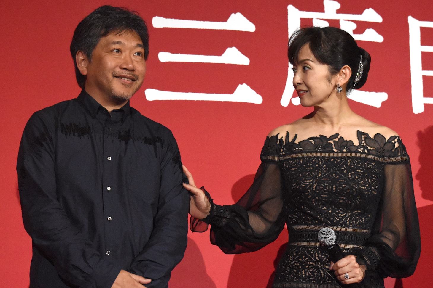 「三度目の殺人」舞台挨拶の様子。