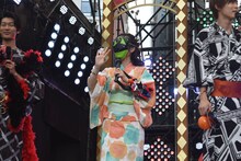 お面を着ける大久保桜子。