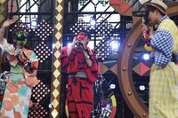 お面を着ける岐洲匠（中央）。