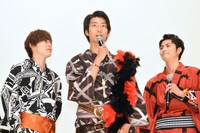 南圭介（中央）を至近距離で見つめる岸洋佑（左）と岐洲匠（右）。