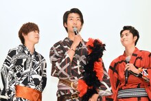 南圭介（中央）を至近距離で見つめる岸洋佑（左）と岐洲匠（右）。