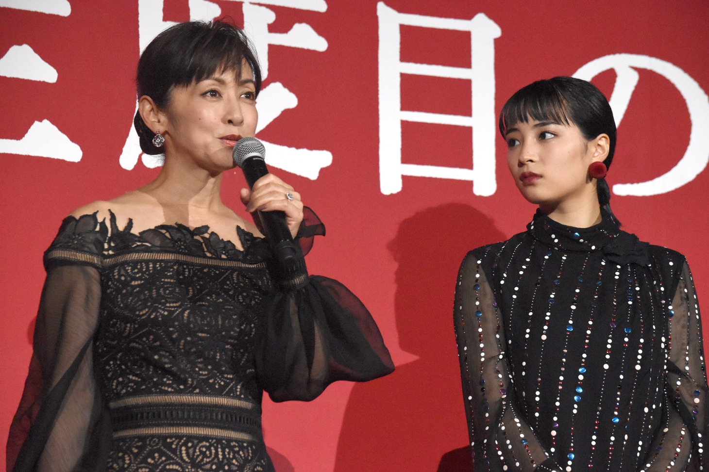 「三度目の殺人」舞台挨拶の様子。