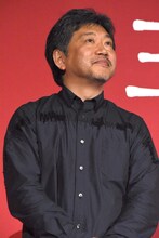 本作のイメージカラーである赤色の下着をはいてきたという是枝裕和。