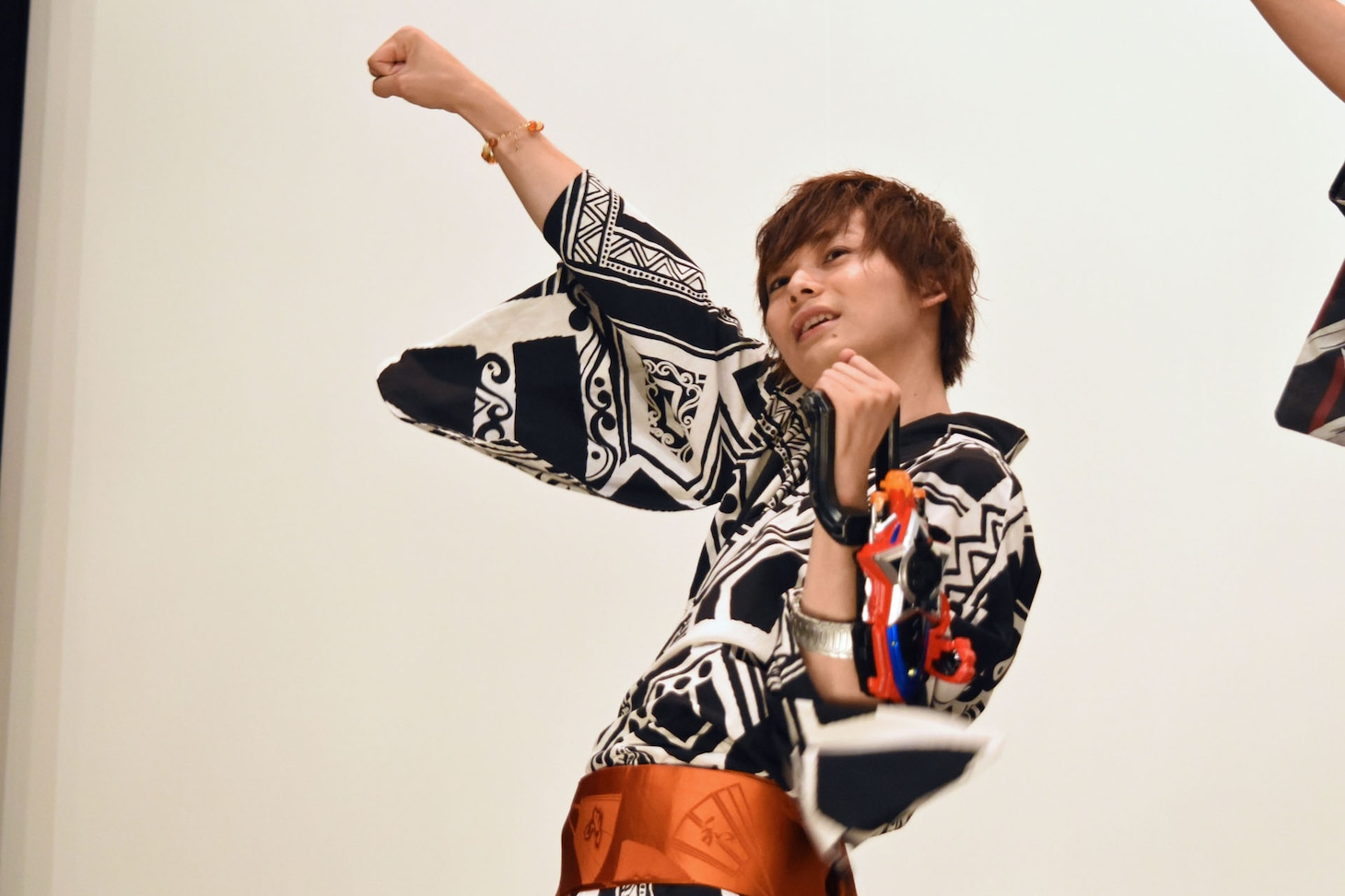 「キュータマ音頭！」を踊る岸洋佑。