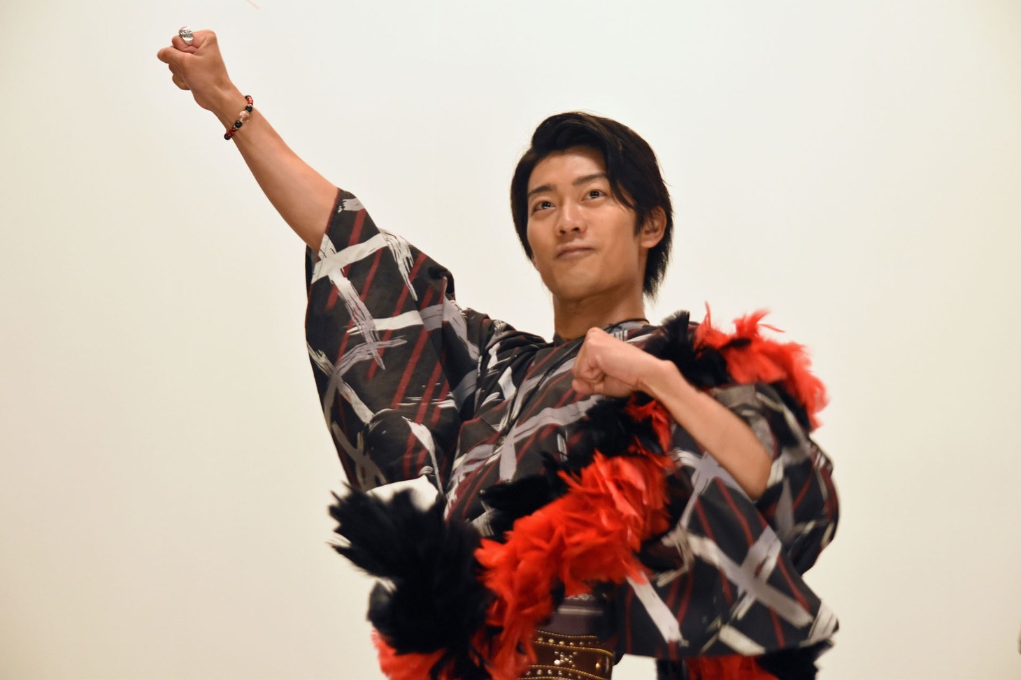 「キュータマ音頭！」を踊る南圭介。