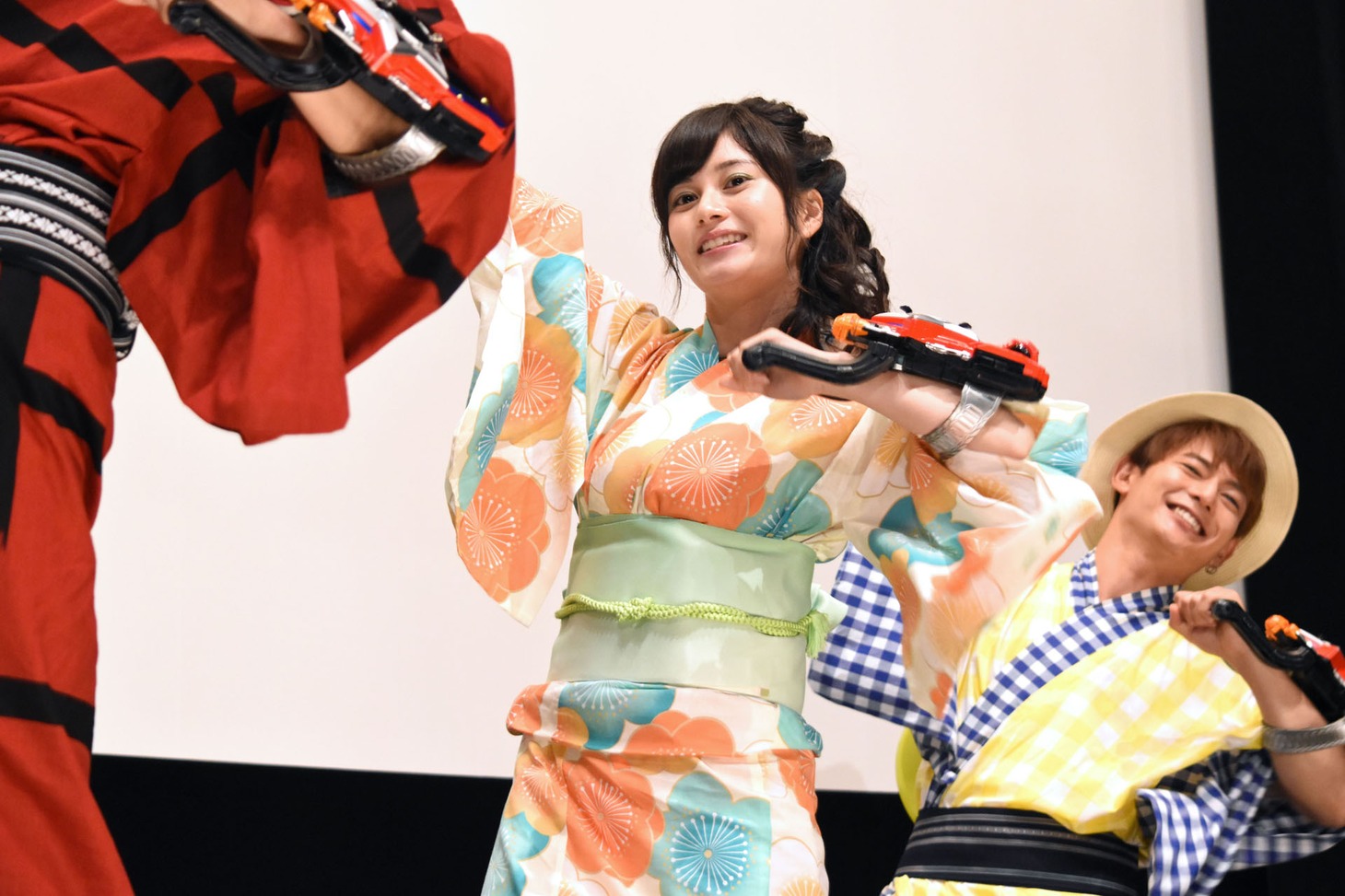 「キュータマ音頭！」を踊る大久保桜子。