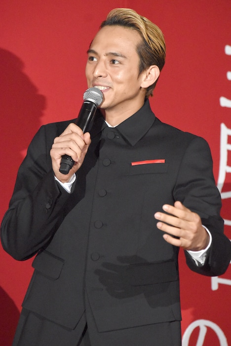 福山雅治に「お兄ちゃんのように思ってます。兄貴、よろしく！」と語りかける満島真之介。