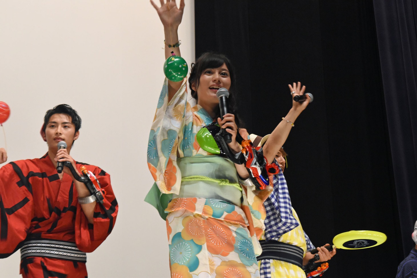 大久保桜子（中央）