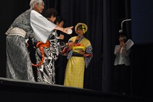 フライパンで水風船を回収する榊原徹士（中央）。