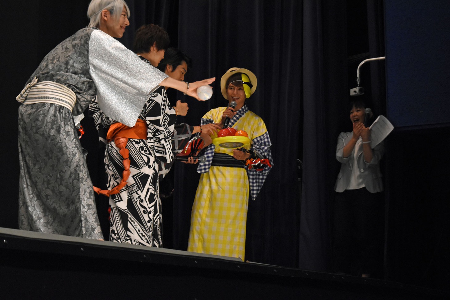 フライパンで水風船を回収する榊原徹士（中央）。