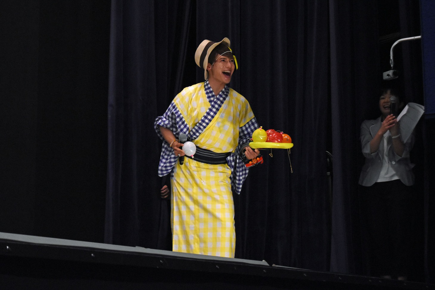 フライパンで水風船を回収した榊原徹士。