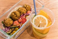 ファラフェルとローストベジタブルのタコス（左）、キュウリと紅茶のノンアルコールカクテル（右）。