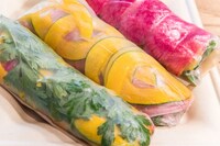 旬野菜のベジタブルライスペーパーラップロール。
