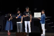 ゲームコーナーに勝ち、賞品の星座イラスト原画をもらった声優チーム。左からM・A・O、中井和哉、大塚明夫、神谷浩史。