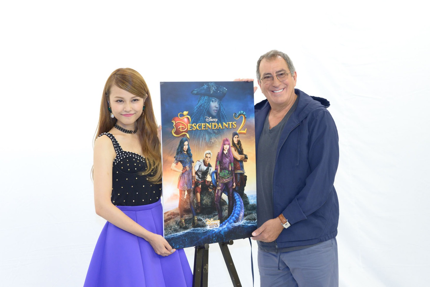 「ディセンダント2」の監督ケニー・オルテガ（右）と、スペシャルサポーターのMiracle Vell Magic（左）。
