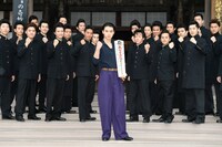 ジョジョの奇妙な冒険 ダイヤモンドは砕けない 第一章」大ヒット祈願イベントにて、リーゼント男子を従える山崎賢人（中央）。