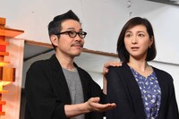 左から田口トモロヲ、広末涼子。