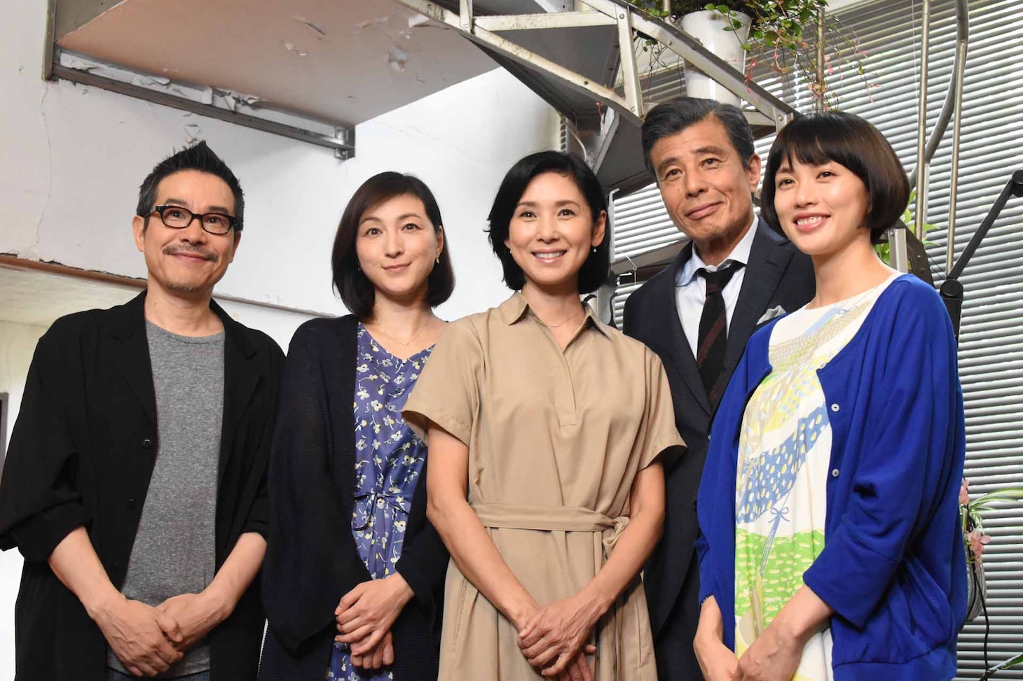 左から田口トモロヲ、広末涼子、黒木瞳、舘ひろし、臼田あさ美。