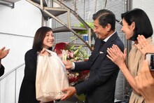 舘ひろしと黒木瞳から誕生日プレゼントを受け取った広末涼子（左）。