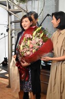 花束を受け取った広末涼子。