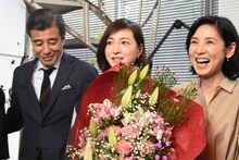 舘ひろしと黒木瞳から花束を受け取った広末涼子（中央）。