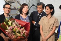 左から田口トモロヲ、広末涼子、舘ひろし、黒木瞳。