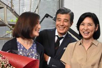 左から広末涼子、舘ひろし、黒木瞳。