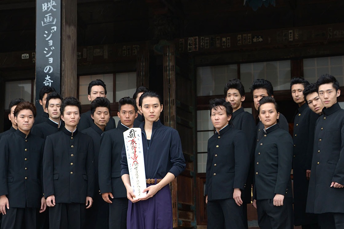 「ジョジョの奇妙な冒険 ダイヤモンドは砕けない 第一章」大ヒット祈願イベントにて、リーゼント男子を従える山崎賢人（中央）。