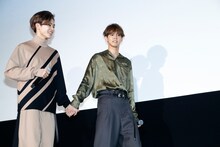 千葉雄大からの無茶振りに応え、せとかと高嶺のデートシーンを再現する草川拓弥（左）と片寄涼太（右）。