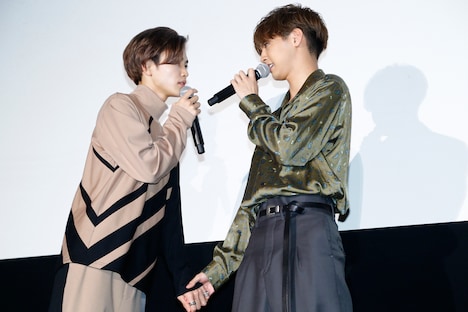 千葉雄大からの無茶振りに応え、せとかと高嶺のデートシーンを再現する草川拓弥（左）と片寄涼太（右）。