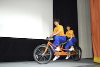 自転車に乗って登場した間宮祥太朗（左）と土屋太鳳（右）。